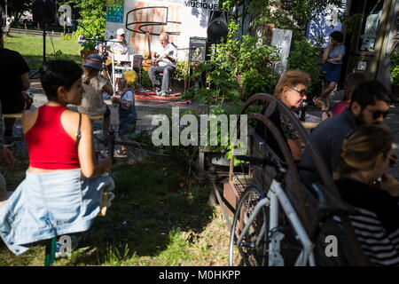 Ein akustisches Duo führt während der Fete de la Musique in Berlin, Deutschland. Stockfoto