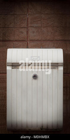 Cloes, der ein Postfach auf der Straße mit Zaun Stockfoto