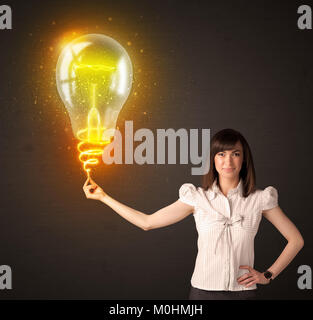 Geschäftsfrau Holding ein leuchtendes, Idee, Lampe Stockfoto