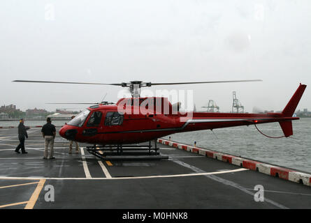Aerostar Eurocopter AS350 B2, N130 RU, Ecureuil Hubschrauber, West 30th Street Heliport auf dem Hudson River, Manhattan, New York City, New York State, U Stockfoto