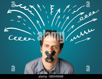 Junger Mann mit Getapten Mund und weiße Linien und Pfeile, um seinen Kopf Stockfoto