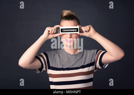 Hübsches Mädchen mit zensiert Papier Schild in der Hand halten Stockfoto