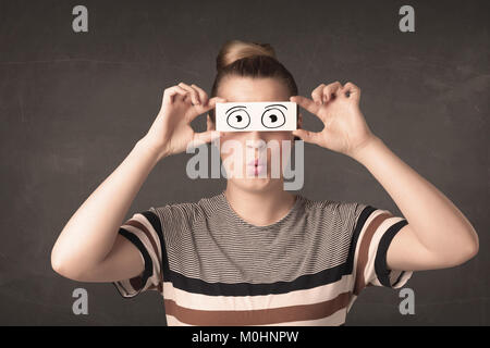 Lustige Frau suchen mit Hand gezeichnet Papier Augen Konzept Stockfoto