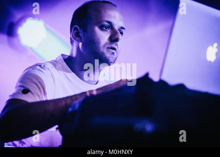 Die englische Dub und Techno Musik Produzent Andy Stott führt eine Live Show im Gloria Bühne beim Roskilde Festival 2013. Der Manchester-Produzent ist spezialisiert auf Dub Step Stockfoto