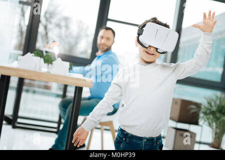 Freundliche kleine Junge Testen einer neuen VR-Headset Stockfoto