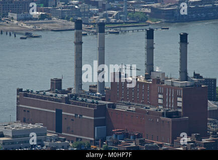 Luftaufnahme, Consolidated Edison Inc. Kraftwerk auf dem East River an der 15. Straße in Manhattan vom Empire State Building, New York City, New Yor Stockfoto