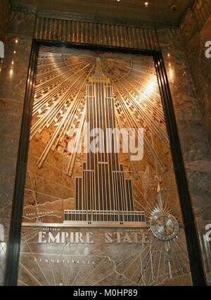 24 Karat Gold, Chrom, Messing und Aluminium Wandbild des Gebäudes innerhalb der Lobby, Empire State Building, das Empire State Building, Midtown Manhat