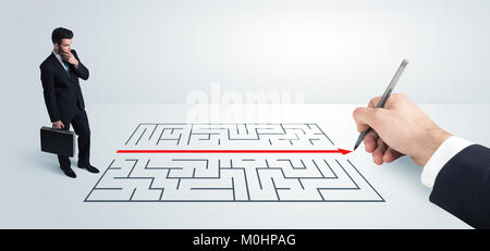 Business Mann an der Hand Zeichnung Lösung für maze Solution Concept suchen Stockfoto