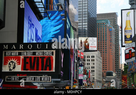 Die zwei Times Square Building und der Times Square Fußgänger Plaza, Times Square, Manhattan, New York City, New York State, USA. Stockfoto
