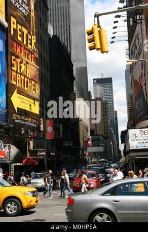 165 West 47th Street zwischen der 7th Ave und Avenue Of The Americas in Theater District, Midtown West, Times Square, Manhattan, New York City, New York Stat Stockfoto