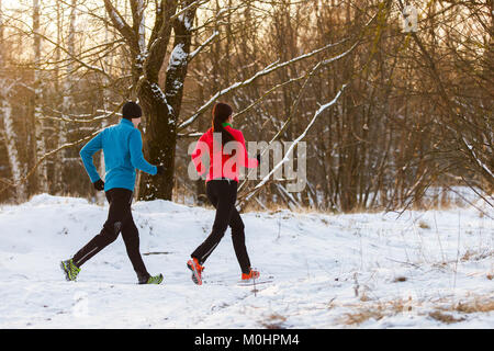 Bild von der Rückseite der Sport der Mann und die Frau am Morgen laufen im Winter Stockfoto