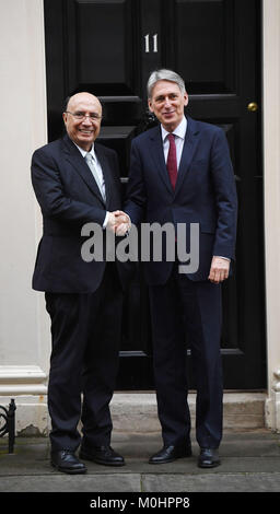 Bundeskanzler Philip Hammond grüßt der brasilianische Finanzminister Henrique Meirelles außerhalb 11 Downing Street, London, im Vorfeld der Gespräche. Stockfoto