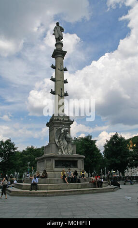 Die volle Länge der Statue von Columbus von Gaetano Russo in der Mitte des Columbus Circle, Columbus Circle, zwischen Broadway und Central Park West, Manh Stockfoto