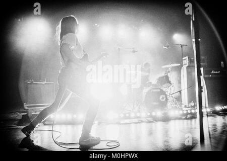 Die dänische Lärm- und Gitarren Rock Trio Baby Vergeblich wurde im Jahr 2010 gegründet und besteht aus den drei junge Frauen Lola Hammerich, Benedicte Pierleoni und Andrea Thuesen. Die Band ist hier dargestellt, bei einem live Konzert in Glassalen im Tivoli Kopenhagen. Dänemark 10/05 2013. Stockfoto