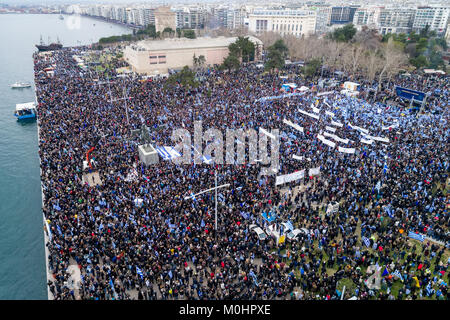 Thessaloniki, Griechenland - 21 Januar, 2018: Tausende Menschen protestieren gegen jede Griechische Kompromiss in Bezug auf den Namensstreit mit der EHEMALIGEN JUGOSLAWISCHEN REPUBLIK MAZEDONIEN in Thessaloniki, G Stockfoto