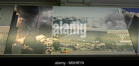 Wand mit gerahmten Bildern der Twin Towers während der Angriffe vom 11. September 2001, nationale September 11 Memorial and Museum, Juli 2012, Lower Manhattan. Stockfoto