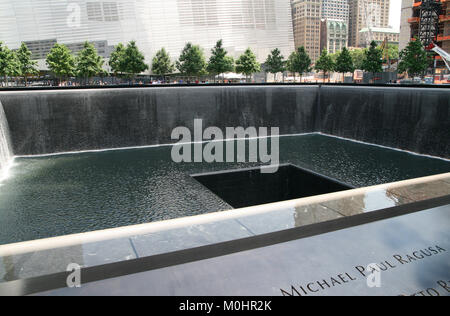 9/11 Gedenkstätte und Museum Plaza South Pool und Springbrunnen, wo der Südturm verwendet werden, Juli 2012, Lower Manhattan, New York City, New York State, U Stockfoto