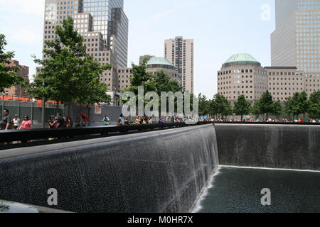 9/11 Gedenkstätte und Museum Plaza South Pool und Springbrunnen, wo der Südturm verwendet werden, Juli 2012, Lower Manhattan, New York City, New York State, U Stockfoto