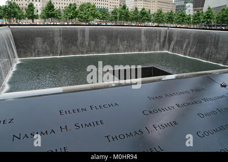 9/11 Gedenkstätte und Museum Plaza South Pool und Springbrunnen, wo der Südturm verwendet werden, Juli 2012, Lower Manhattan, New York City, New York State, U Stockfoto