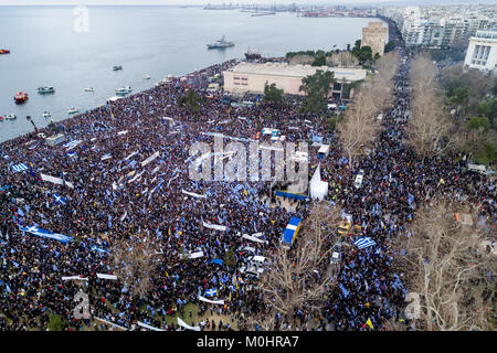 Thessaloniki, Griechenland - 21 Januar, 2018: Tausende Menschen protestieren gegen jede Griechische Kompromiss in Bezug auf den Namensstreit mit der EHEMALIGEN JUGOSLAWISCHEN REPUBLIK MAZEDONIEN in Thessaloniki, G Stockfoto