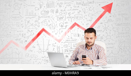 Business mann am Tisch sitzen mit den handgezeichneten Schaltpläne Stockfoto