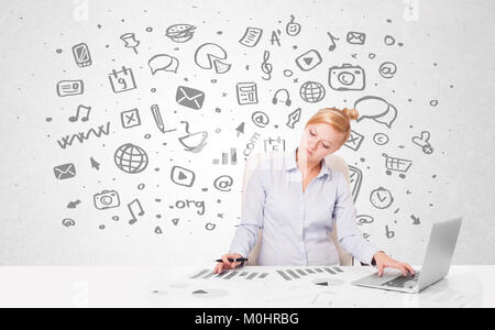 Schöne junge geschäftsfrau mit aller Art von Hand gezeichnete Medien Symbole im Hintergrund Stockfoto