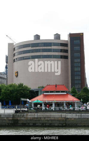 Customer Service Center der United Parcel Service (UPS) und einem Dockside Bar und Grill, Circle Line, CC 43 Center, Midtown Manhattan, New York City Stockfoto