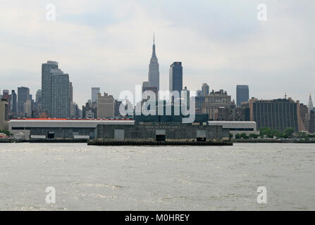 Die Abteilung der Marine & Aviation Pier 76 mit Midtown Manhattan im Hintergrund gesehen vom Hudson River, New York City, New York State, USA. Stockfoto