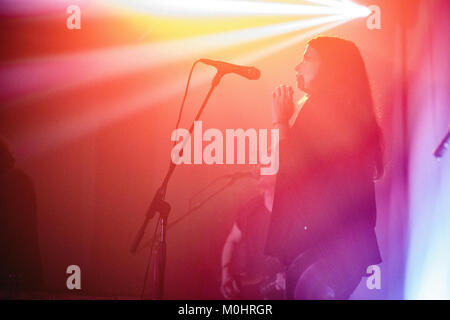 Die kanadische Psychedelic Rock Band Black Mountain führt ein Live Konzert in Huset als Teil von Kopenhagen Psych Fest 2016. Hier Sänger Amber Webber ist live auf der Bühne gesehen. Dänemark, 16/07 2016. Stockfoto