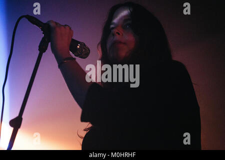 Die kanadische Psychedelic Rock Band Black Mountain führt ein Live Konzert in Huset als Teil von Kopenhagen Psych Fest 2016. Hier Sänger Amber Webber ist live auf der Bühne gesehen. Dänemark, 16/07 2016. Stockfoto