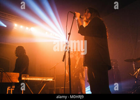 Die kanadische Psychedelic Rock Band Black Mountain führt ein Live Konzert in Huset als Teil von Kopenhagen Psych Fest 2016. Hier Sänger Amber Webber ist live auf der Bühne gesehen. Dänemark, 16/07 2016. Stockfoto