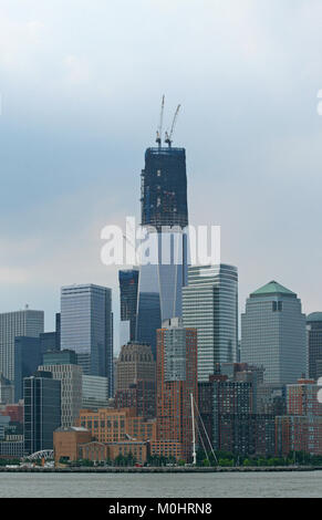 Das One World Trade Center (AKA 1 World Trade Center, WTC, 1 WTC und Freedom Tower) noch im Bau Juli 2012, Blick vom Hudson River, Senken Stockfoto