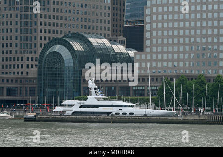 Der Wintergarten Atrium auf Vesey Street in New York City's Brookfield Place Office Complex, Lower Manhattan, vom Hudson River, New York Cit gesehen Stockfoto