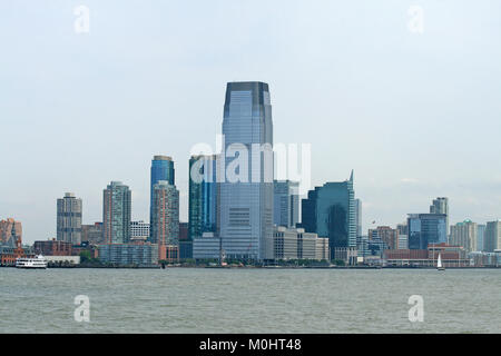 Stadtbild mit den 30 Hudson Street Gebäude (auch als Goldman Sachs Tower, dem höchsten Gebäude in New Jersey stehen im Vordergrund se bekannt) Stockfoto