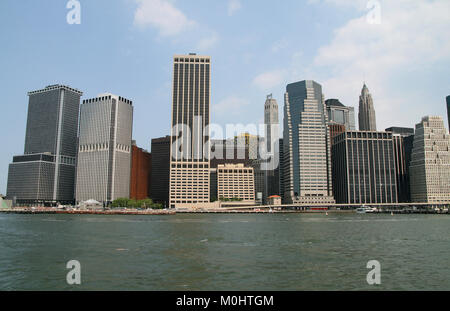 Manhattan Financial District (FiDi) gesehen vom Hudson/East River, New York City, New York State, USA. Stockfoto