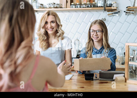 Attraktives Mädchen, Handwerk, um Client Stockfoto