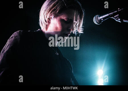 Die dänische punk-rock Band Kommunionen führt ein Live Konzert der Dänischen Musik Festival Frost Festival 2016 in Kopenhagen. Hier Sänger Martin Rehof ist auf der Bühne gesehen. Dänemark, 10/02 2016. Stockfoto