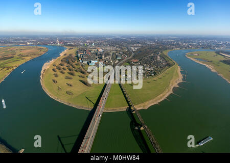 Luftaufnahme, Rheinknie Beeckerswerth, Rhein, A42, Autobahn Brücke über den Rhein, Thyssen Stahlwerk, ThyssenKrupp Steel, Baerl, Duisburg-West, Duisb Stockfoto