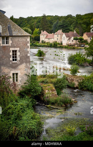 Der Fluss Gartempe fließt durch Saint-Pierre-de-Maillé in Vienne Frankreich.. Stockfoto