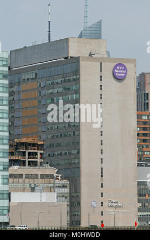 NYU Medical Center Tisch Krankenhaus (Uni/Schule lernen Krankenhaus) von der Fähre auf den East River, New York City, New York State, USA gesehen Stockfoto