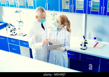 Lab Mitarbeiter Beratung und Notizen Stockfoto