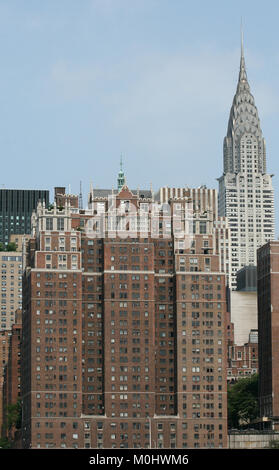 Chrysler Building und Tudor City Residence Apartment Komplex, südlichen Rand der Turtle Bay, von einer Fähre über den East River gesehen, East Side Manhattan, N Stockfoto