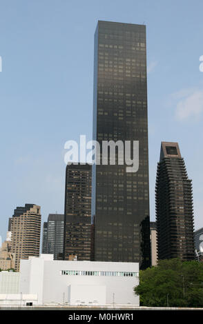 Der Trump World Tower, 100 United Nations Plaza, und der Dag Hammarskjöld Plaza aus einer Fähre über den East River, Midtown Manhattan, New York C gesehen Stockfoto