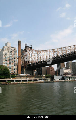 Überqueren Sie die Queensboro Bridge, (AKA die 59th Street Bridge - seine Manhattan zwischen der 59. und 60. Straße befindet), Lower Manhattan, New York City, New Y Stockfoto