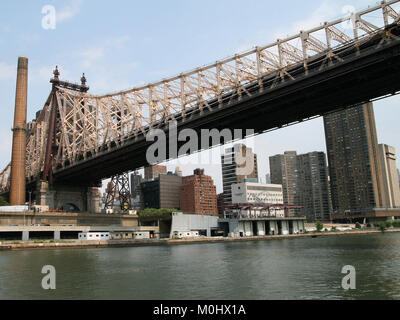 Überqueren Sie die Queensboro Bridge, (AKA die 59th Street Bridge - seine Manhattan zwischen der 59. und 60. Straße befindet), Lower Manhattan, New York City, New Y Stockfoto