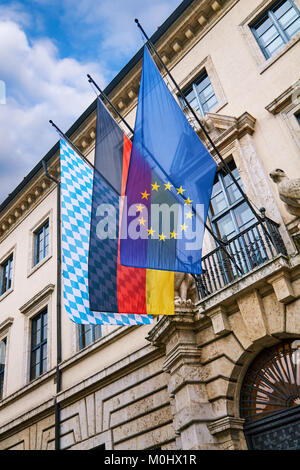 Die Europäische Union, deutsche und bayerische Flagge auf einem Gebäude Stockfoto