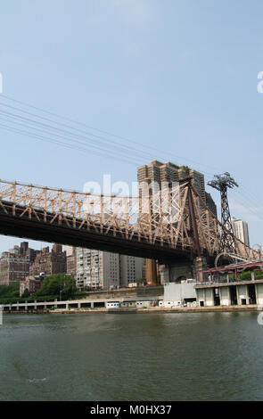 Überqueren Sie die Queensboro Bridge, (AKA die 59th Street Bridge - seine Manhattan zwischen der 59. und 60. Straße befindet), Lower Manhattan, New York City, New Y Stockfoto