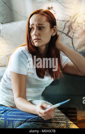 Schreiende Frau suchen, während eine Schwangerschaft Test frustriert Stockfoto