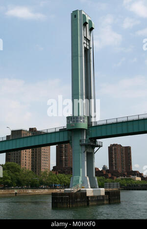 Die schutzzauber Insel Brücke, aka der 103rd Street Fußgängerbrücke, fußgängerbrücke dem Harlem River zwischen Manhattan und Stationen Island, New Y-Kreuzung Stockfoto