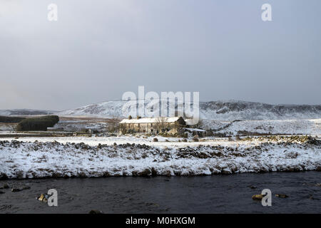 Die Verlassenen Gehöft von Wheysike Haus gegenüber Harwood Beck im Winter, Wald-in-Teesdale, County Durham, UK Stockfoto